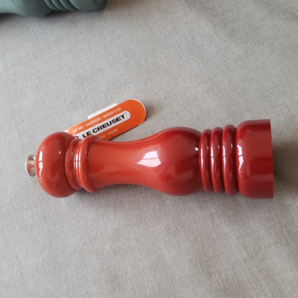 LE CREUSET SALT OR PEPPER MILL WITH ADJUSTABLE GRIND SETTING - Picture 6 of 9